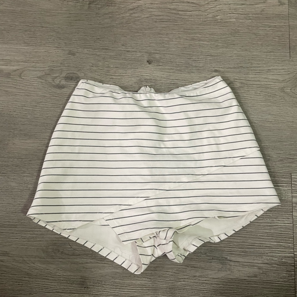 Lulus Black and white striped skort